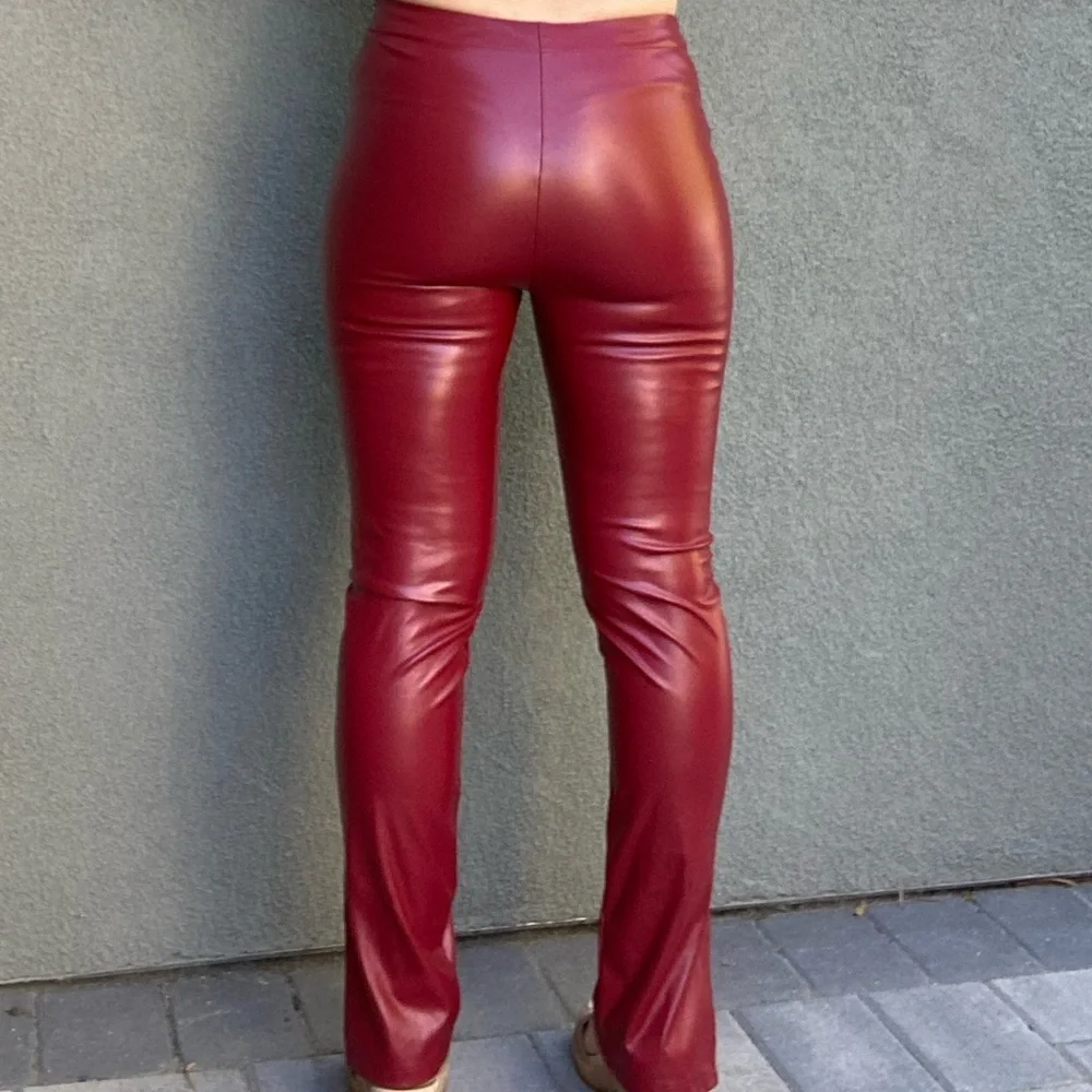 Side split faux leather red pants - Picture 2 of 7